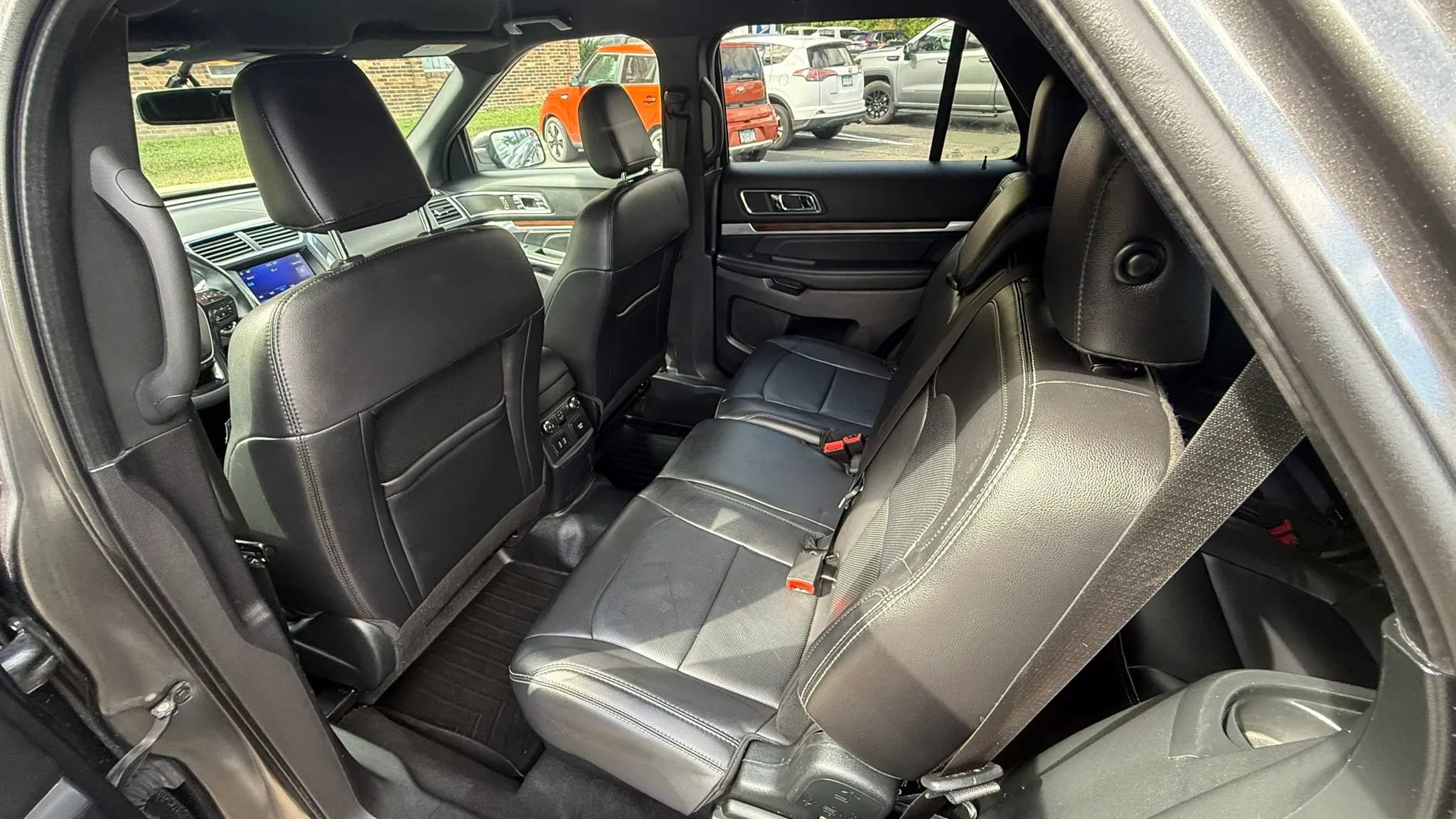 Used 2019 Ford Explorer Limited w/ Class III Trailer Tow Package AWD/4WD image 33