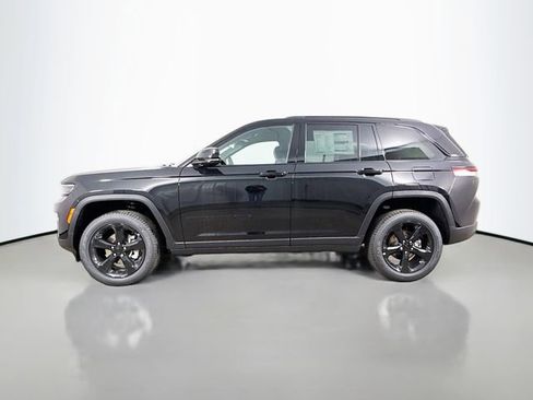 Used 2025 Jeep Grand Cherokee Limited w/ Black Appearance Package AWD/4WD image 4