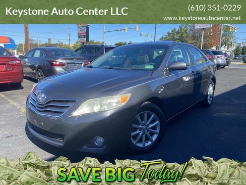 Used 2011 Toyota Camry XLE image 1