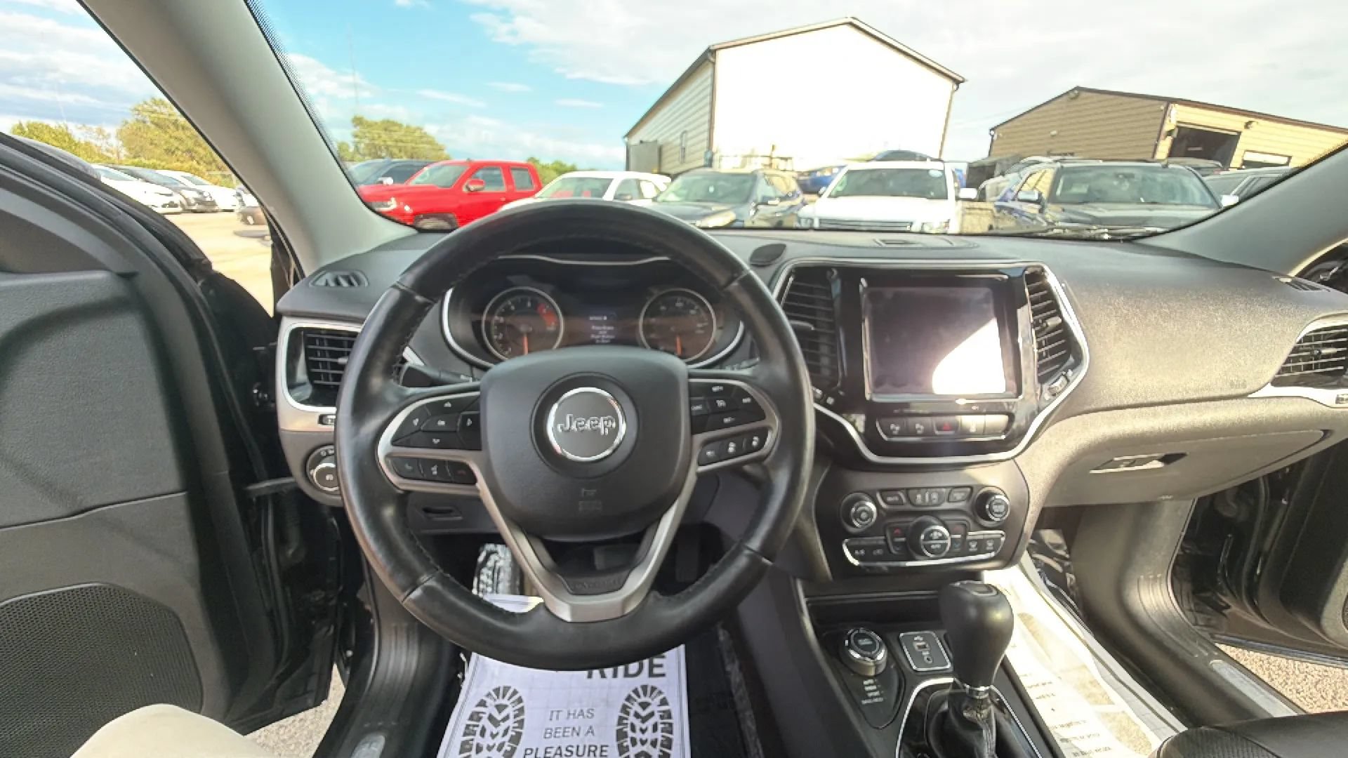 Used 2019 Jeep Cherokee Limited w/ Luxury Group AWD/4WD image 11