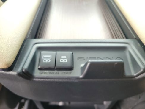 Used 2022 Toyota Sienna XLE image 11