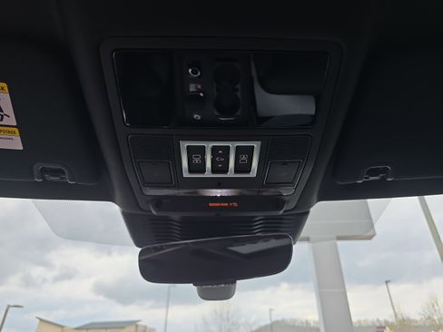 Certified 2025 Land Rover Discovery S image 27