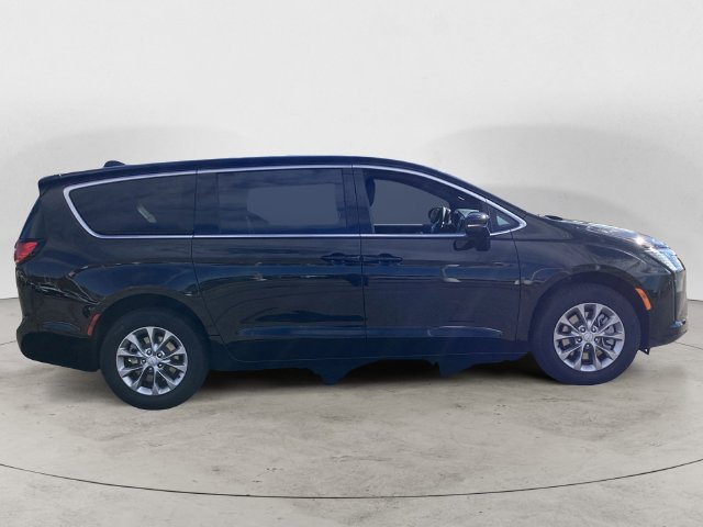 New 2027 Chrysler Pacifica Select AWD/4WD image 6