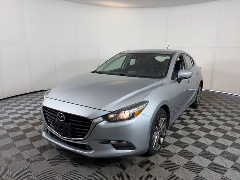 Used 2018 MAZDA MAZDA3 Touring FWD image 2