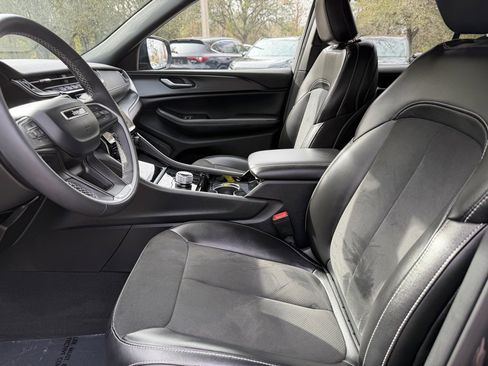 Used 2023 Jeep Grand Cherokee Altitude image 19