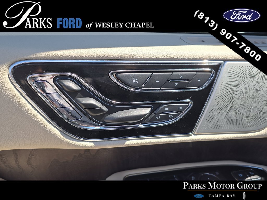 Used 2021 Lincoln Navigator Reserve w/ Luxury Package RWD image 18
