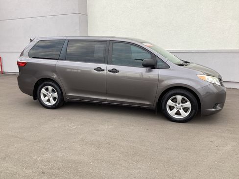 Used 2015 Toyota Sienna L image 28