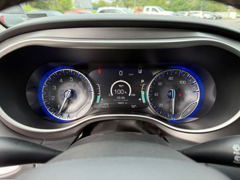 Used 2023 Chrysler Pacifica Touring-L image 16