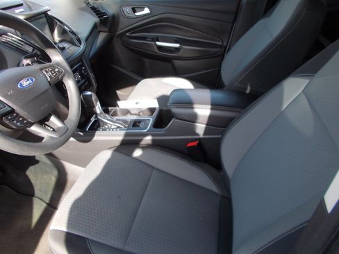 Used 2017 Ford Escape SE w/ Equipment Group 201A image 3