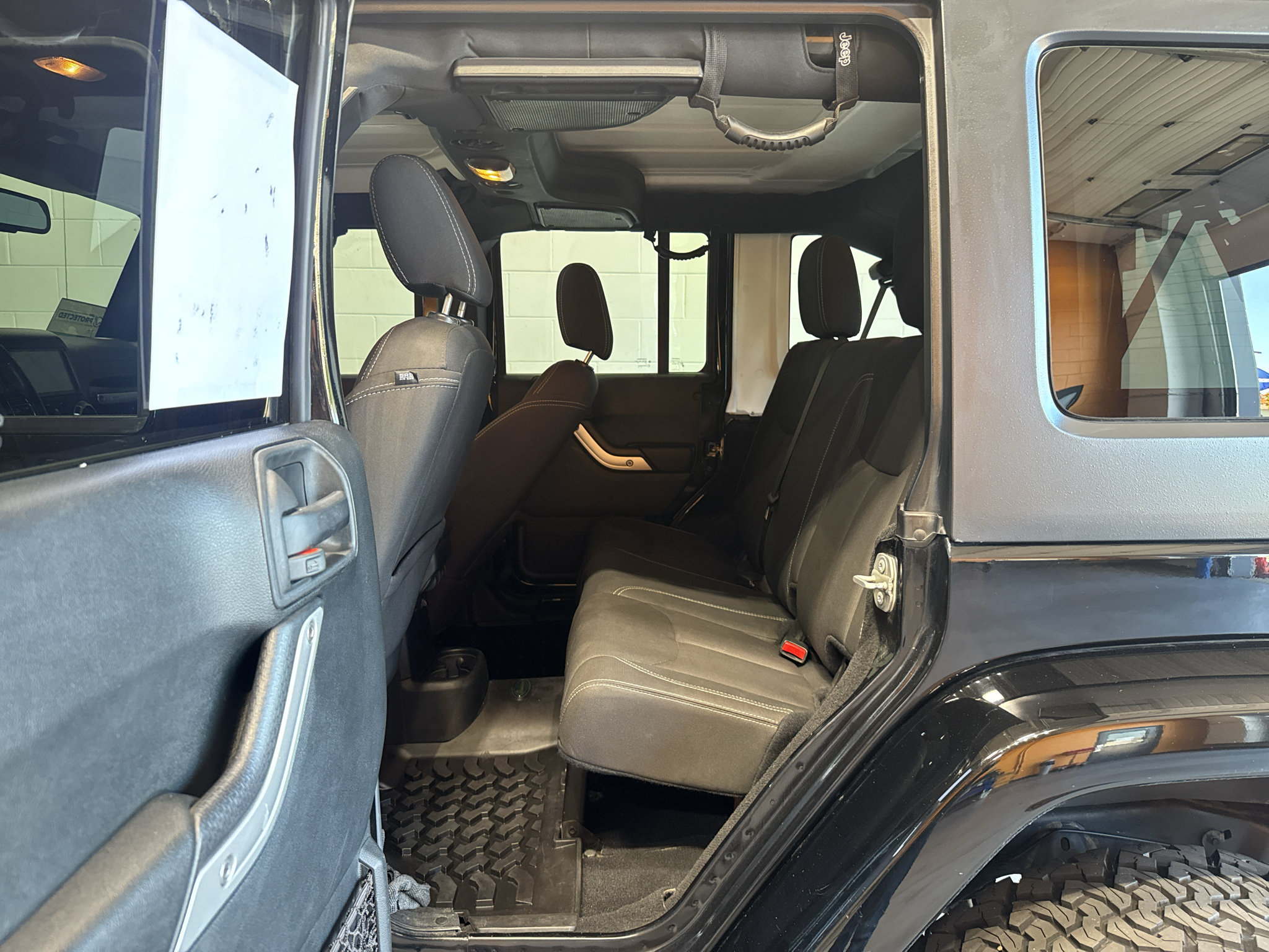 Used 2018 Jeep Wrangler Unlimited Sahara AWD/4WD image 10