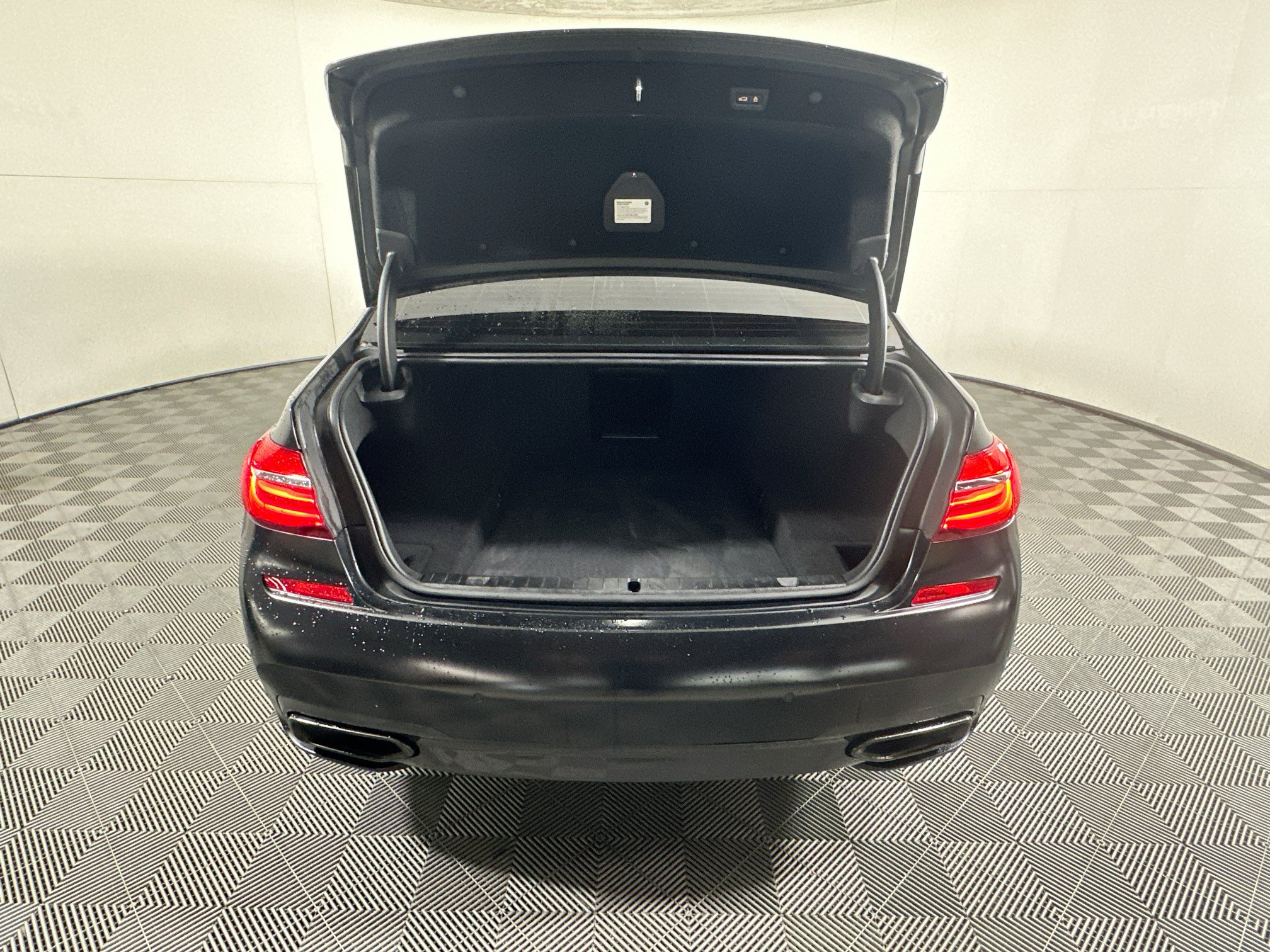 Used 2018 BMW 740i xDrive AWD/4WD image 31