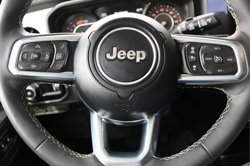 Used 2025 Jeep Wrangler Unlimited Sahara AWD/4WD image 21