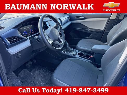 Used 2024 Volkswagen Taos SE w/ Panoramic Sunroof Package AWD/4WD image 2