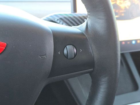 Used 2023 Tesla Model Y Performance image 21