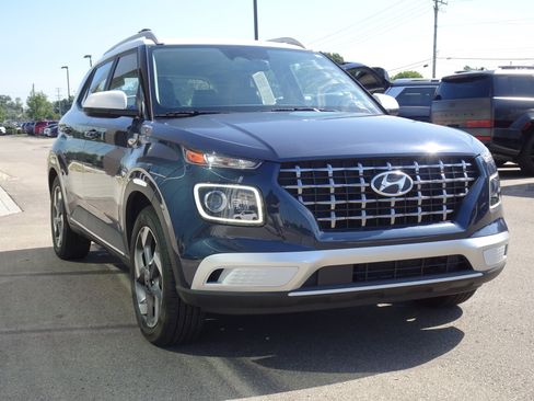 Used 2023 Hyundai Venue Limited FWD image 6
