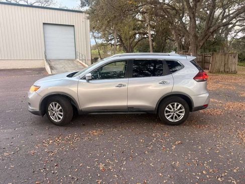 Used 2018 Nissan Rogue SV image 8