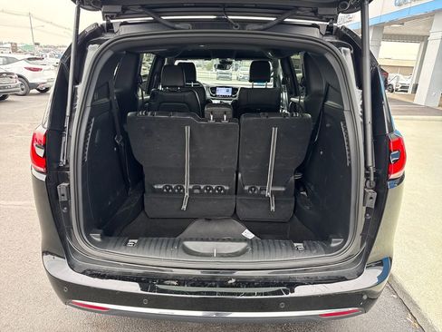 Used 2025 Chrysler Pacifica Select image 26