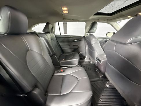 Certified 2024 Toyota Highlander XLE image 46