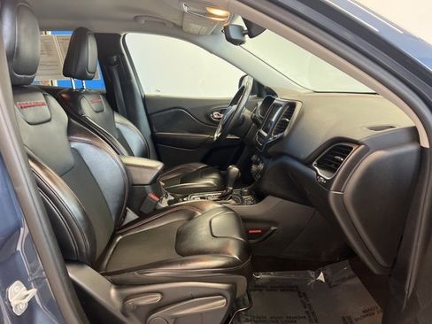 Used 2019 Jeep Cherokee Trailhawk w/ Cold Weather Group image 11