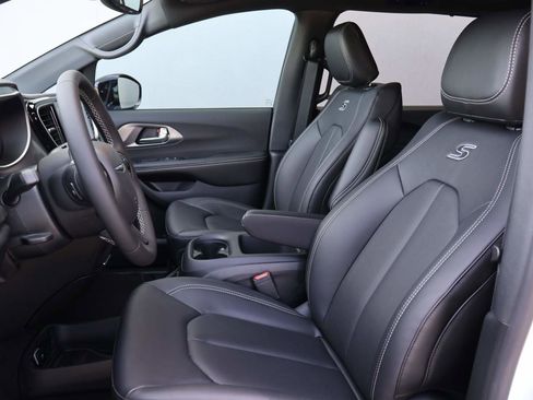 New 2026 Chrysler Pacifica Select w/ S Appearance Package FWD image 9