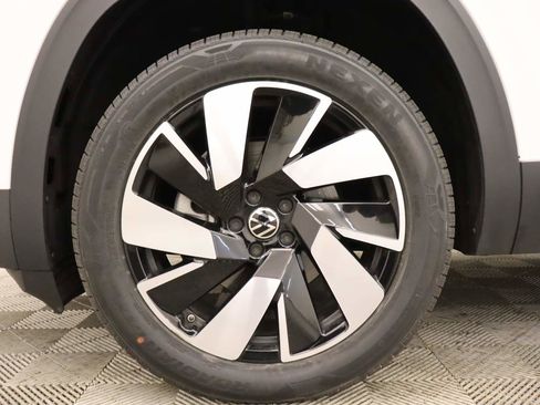 Certified 2025 Volkswagen Atlas Cross Sport SE image 6