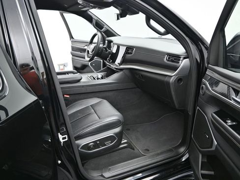 Used 2024 Jeep Wagoneer Series II w/ Flexible Seating Group RWD image 6
