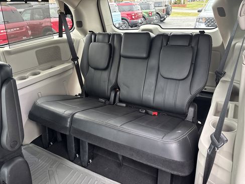 Used 2015 Chrysler Town & Country Touring w/ Driver Convenience Group image 10