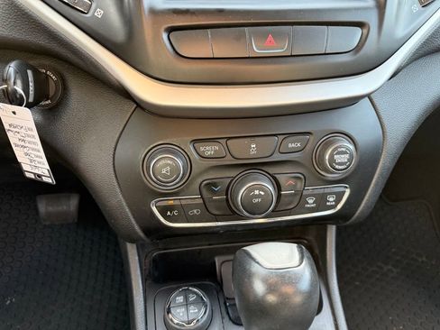 Used 2015 Jeep Cherokee Trailhawk AWD/4WD image 13