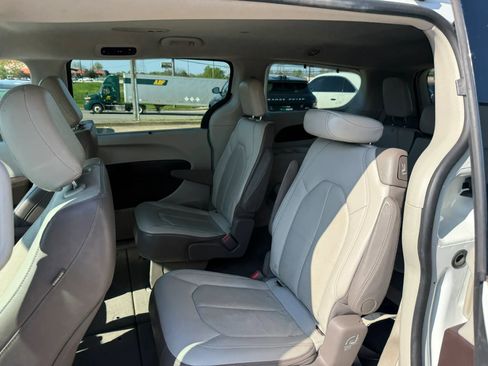 Used 2019 Chrysler Pacifica Touring-L FWD image 21