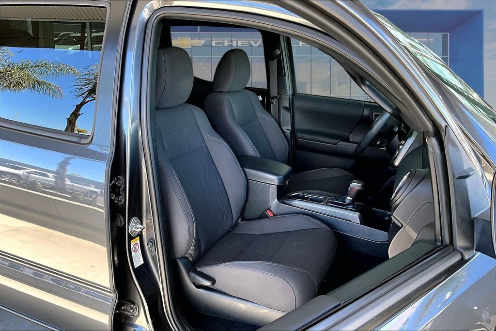 Used 2018 Toyota Tacoma TRD Off-Road w/ Technology Package AWD/4WD image 15