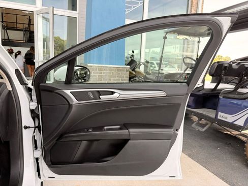 Used 2020 Ford Fusion SE FWD image 18