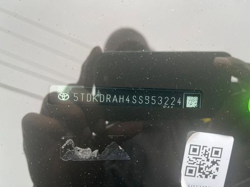 Used 2025 Toyota Highlander LE FWD image 31