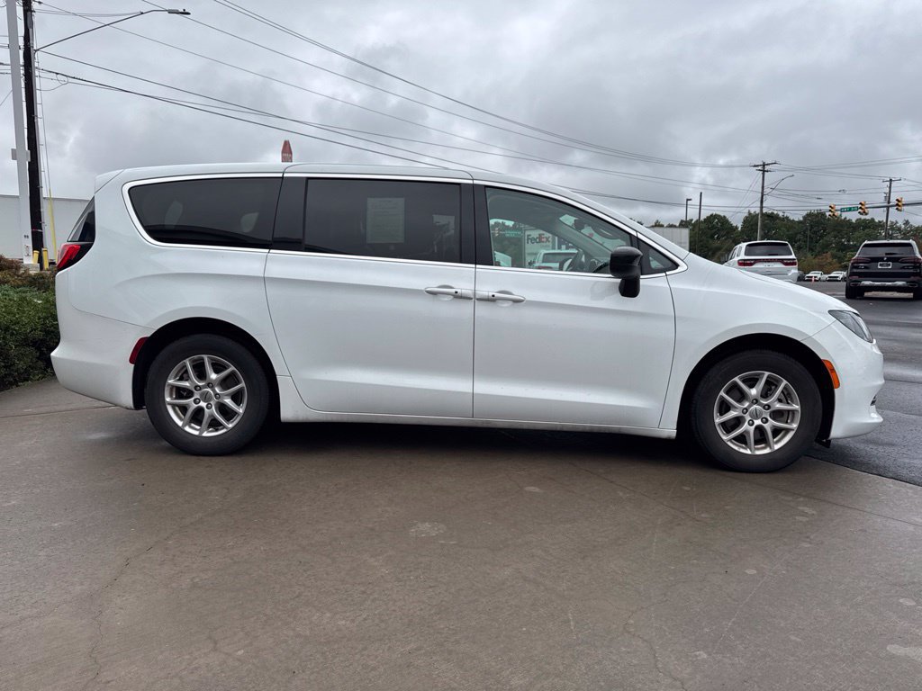 Used 2024 Chrysler Voyager LX FWD image 4