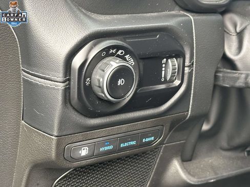 Used 2024 Jeep Wrangler Unlimited Sahara w/ Technology Group AWD/4WD image 19