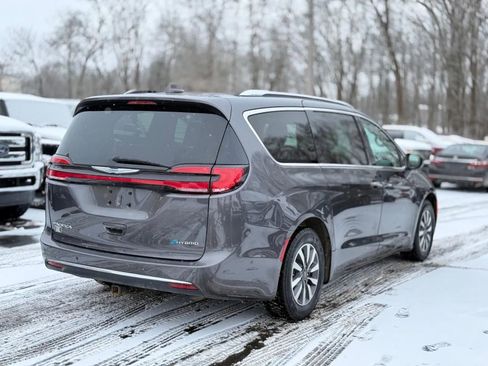 Used 2021 Chrysler Pacifica Touring-L image 5