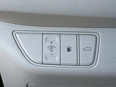 Used 2025 Genesis G70 2.5T image 40