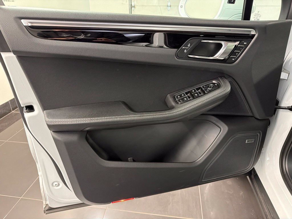 Used 2024 Porsche Macan AWD/4WD image 29