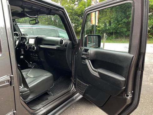 Used 2016 Jeep Wrangler Unlimited Rubicon AWD/4WD image 38