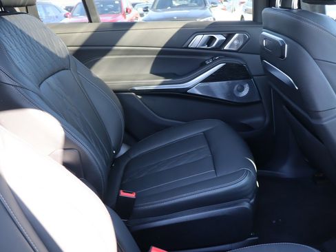 Used 2025 BMW X7 M60i image 13