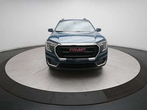 Used 2024 GMC Terrain SLE w/ Driver Convenience Package image 11