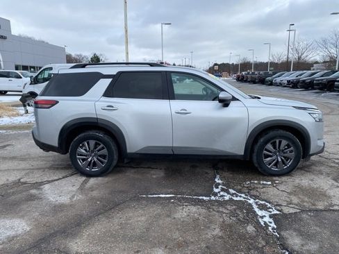 Used 2024 Nissan Pathfinder SV image 2