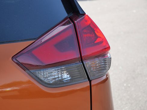 Used 2020 Nissan Rogue SL w/ Premium Package image 17