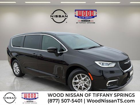 Used 2025 Chrysler Pacifica Select image 1