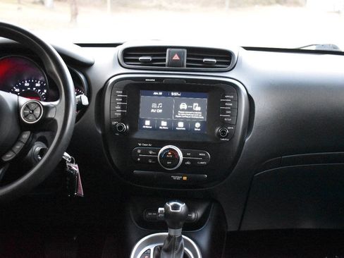 Used 2018 Kia Soul + FWD image 19