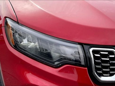 Used 2025 Jeep Compass Limited image 32