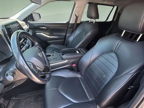 Used 2020 Toyota Highlander XLE AWD/4WD image 18