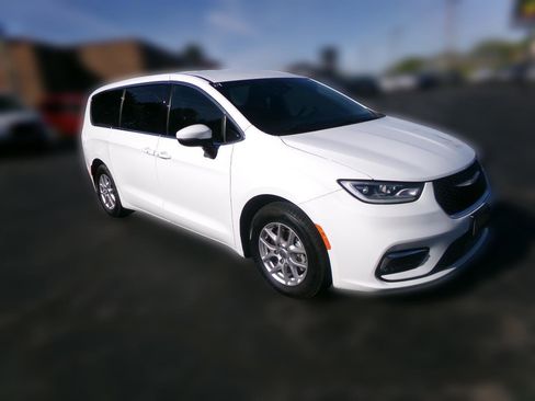 Used 2023 Chrysler Pacifica Touring FWD image 1