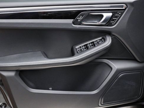 Used 2025 Porsche Macan image 23