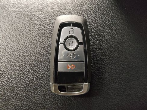 Used 2019 Ford Fusion SE image 32