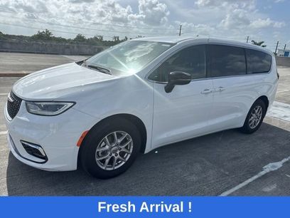 Used 2025 Chrysler Pacifica Select